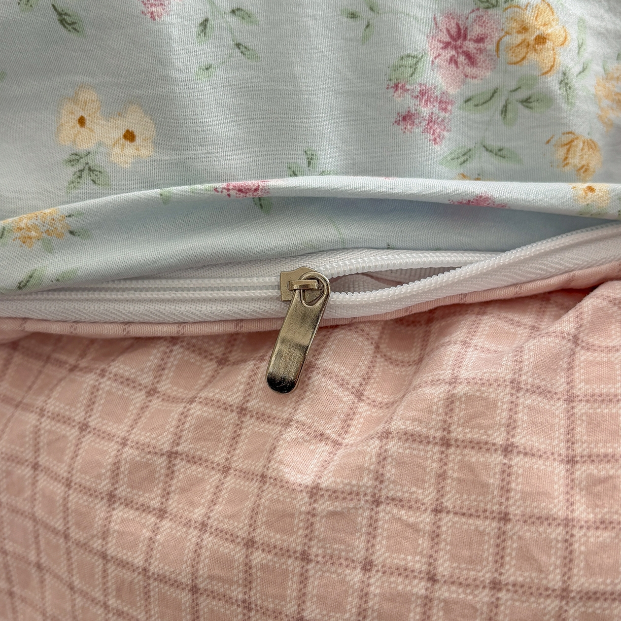 91家纺网 家纺一手货源 找家纺 金梦拉家纺 2026新款小清新绑带格纹碎花系列四件套-花园里系列 花园里-蔚蓝