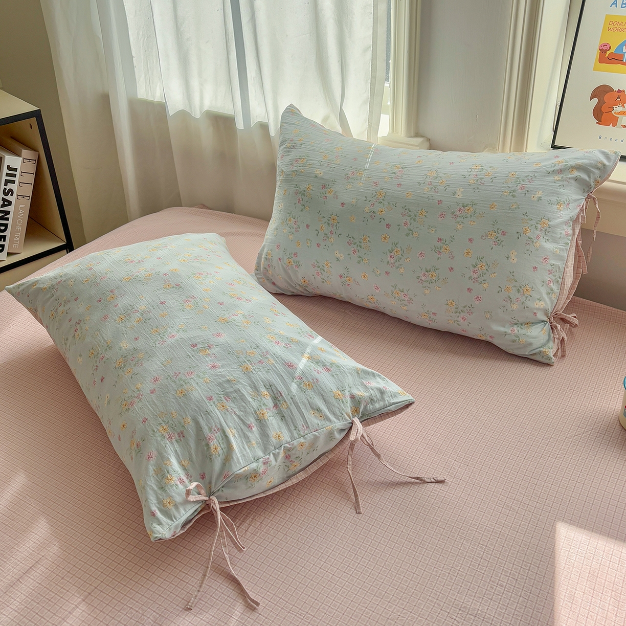 91家纺网 家纺一手货源 找家纺 金梦拉家纺 2026新款小清新绑带格纹碎花系列四件套-花园里系列 花园里-蔚蓝