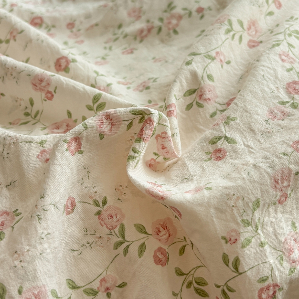 91家纺网 家纺一手货源 找家纺 金梦拉家纺 2026新款小清新绑带格纹碎花系列四件套-花园里系列 花园里-蔷薇花语