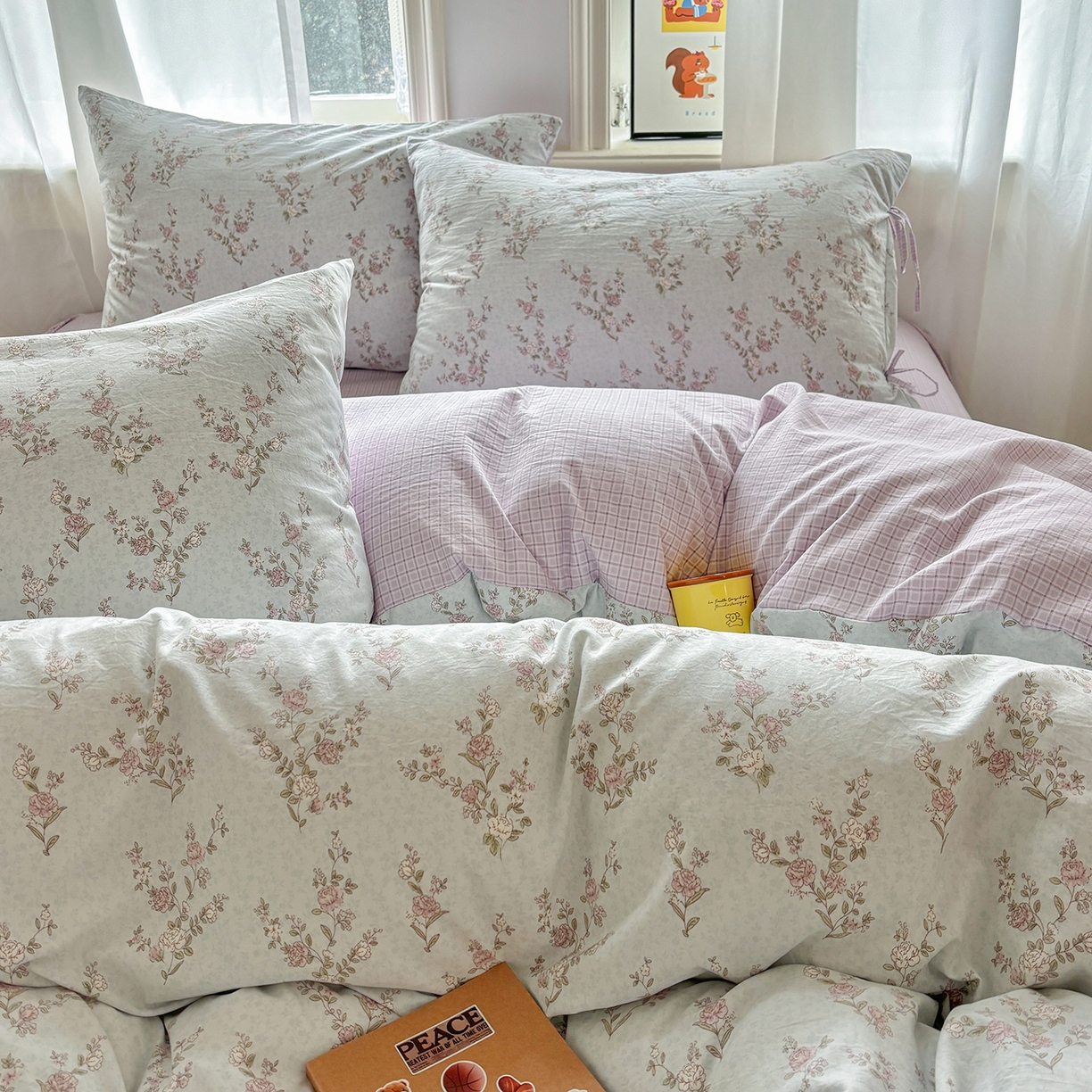 91家纺网 家纺一手货源 找家纺 金梦拉家纺 2026新款小清新绑带格纹碎花系列四件套-花园里系列 花园里-清风木槿