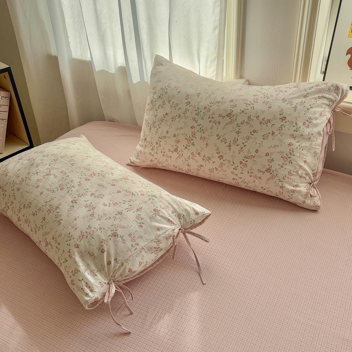 91家纺网 家纺一手货源 找家纺 金梦拉家纺 2026新款小清新绑带格纹碎花系列四件套-花园里系列 花园里-蔷薇花语