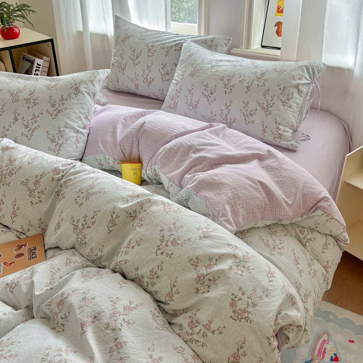 91家纺网 家纺一手货源 找家纺 金梦拉家纺 2026新款小清新绑带格纹碎花系列四件套-花园里系列 花园里-清风木槿