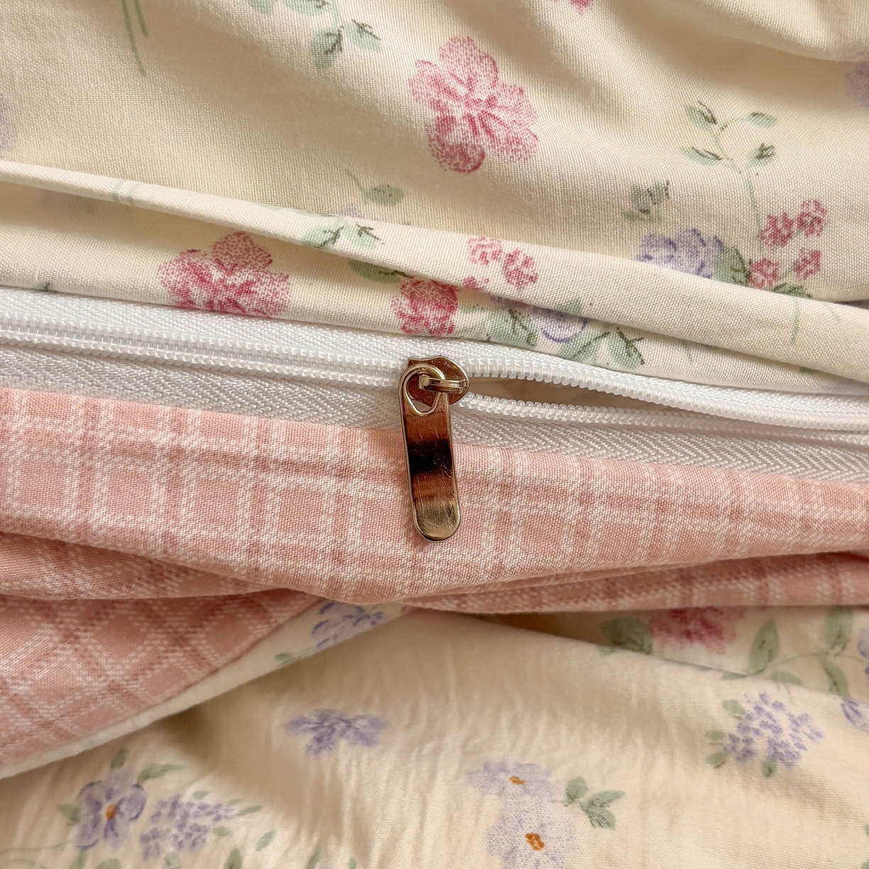 91家纺网 家纺一手货源 找家纺 金梦拉家纺 2026新款小清新绑带格纹碎花系列四件套-花园里系列 花园里-芳菲粉