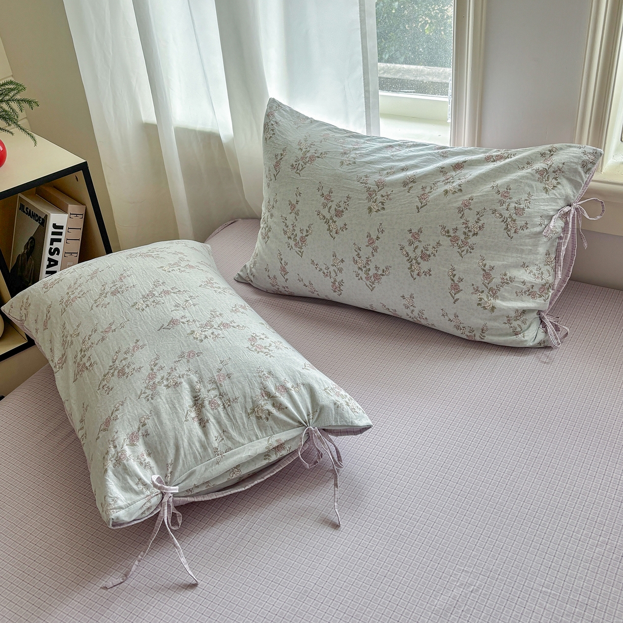 91家纺网 家纺一手货源 找家纺 金梦拉家纺 2026新款小清新绑带格纹碎花系列四件套-花园里系列 花园里-清风木槿