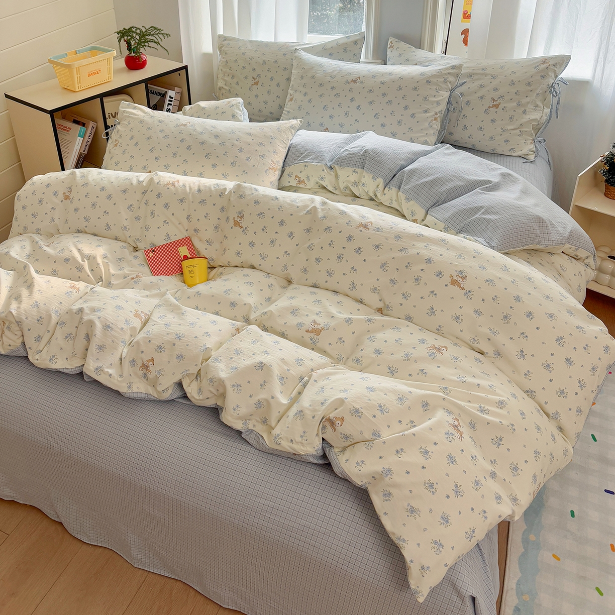 91家纺网 家纺一手货源 找家纺 金梦拉家纺 2026新款小清新绑带格纹碎花系列四件套-花园里系列 花园里-碎花小鹿