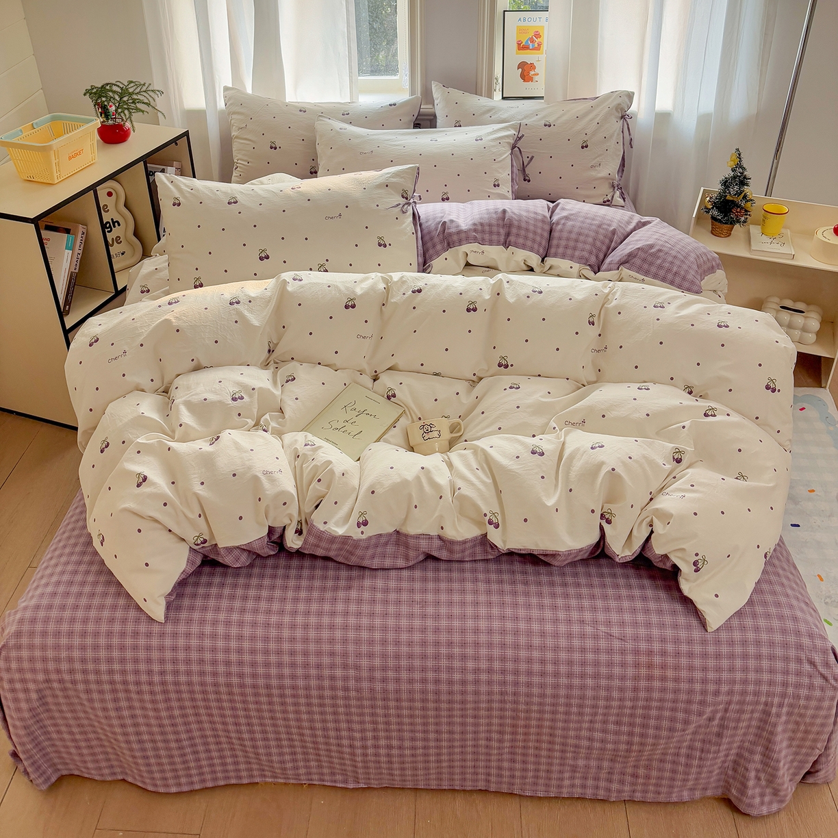 91家纺网 家纺一手货源 找家纺 金梦拉家纺 2026新款小清新绑带格纹碎花系列四件套-花园里系列 花园里-紫樱桃