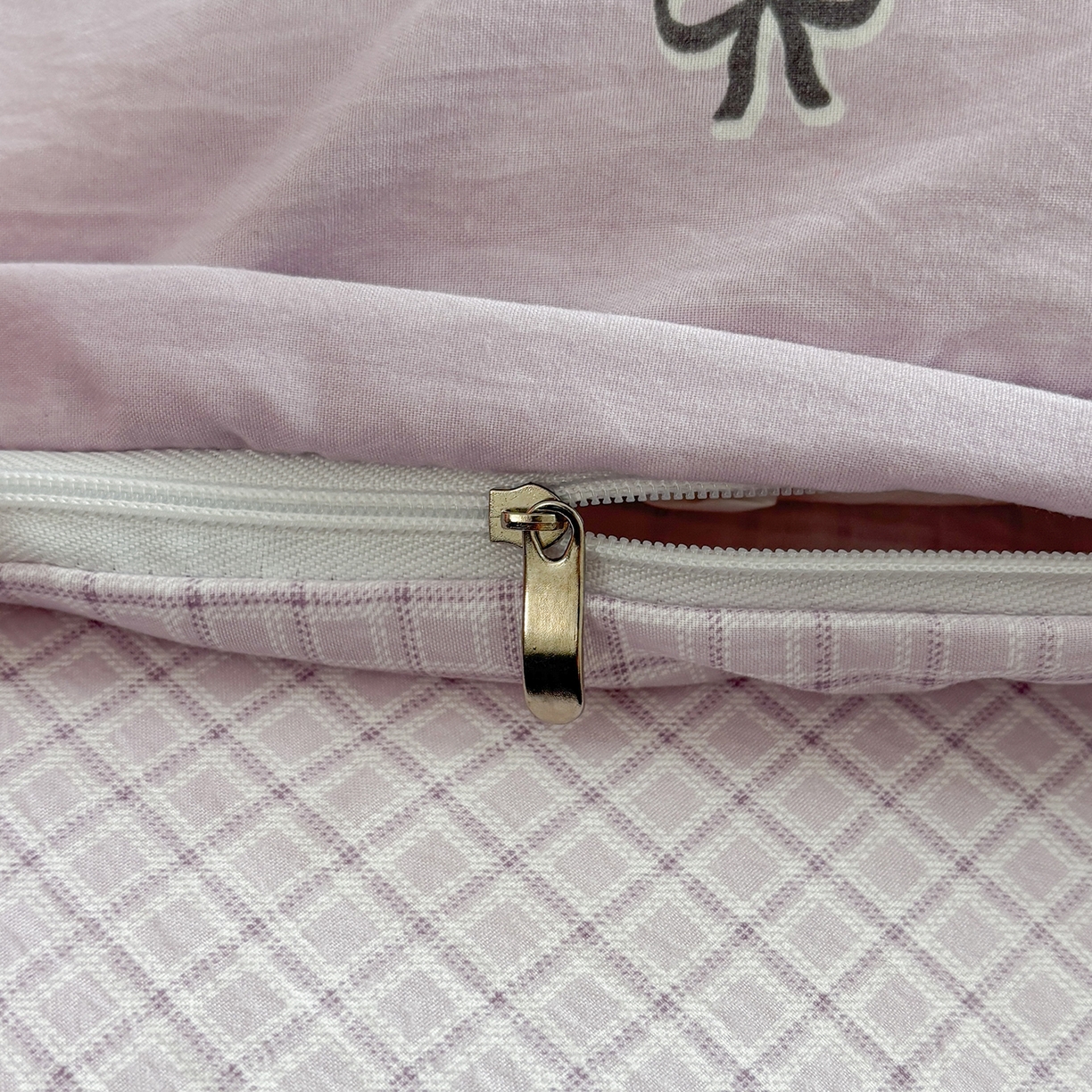 91家纺网 家纺一手货源 找家纺 金梦拉家纺 2026新款小清新绑带格纹碎花系列四件套-花园里系列 花园里-紫色蝴蝶结