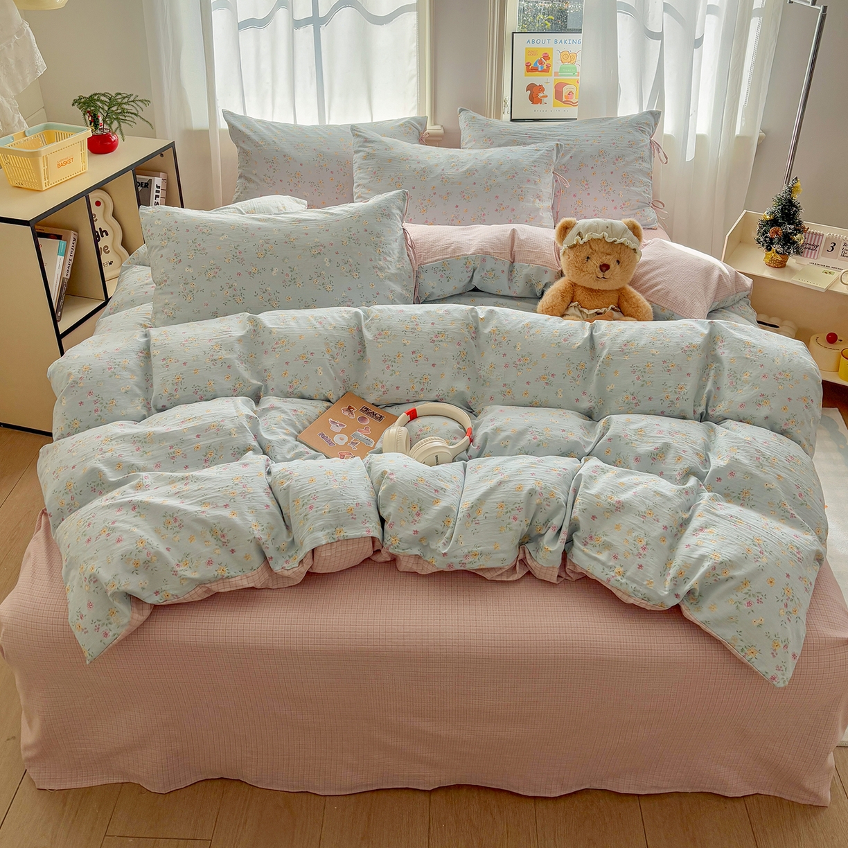 91家纺网 家纺一手货源 找家纺 金梦拉家纺 2026新款小清新绑带格纹碎花系列四件套-花园里系列 花园里-蔚蓝