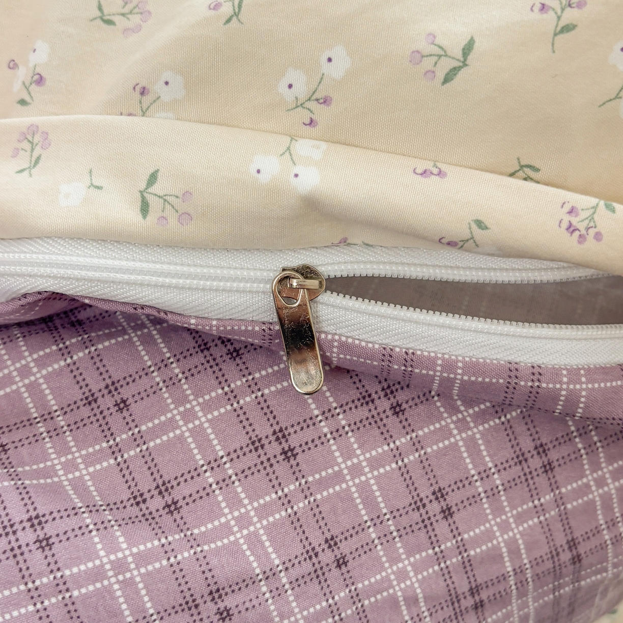 91家纺网 家纺一手货源 找家纺 金梦拉家纺 2026新款小清新绑带格纹碎花系列四件套-花园里系列 花园里-花漾紫