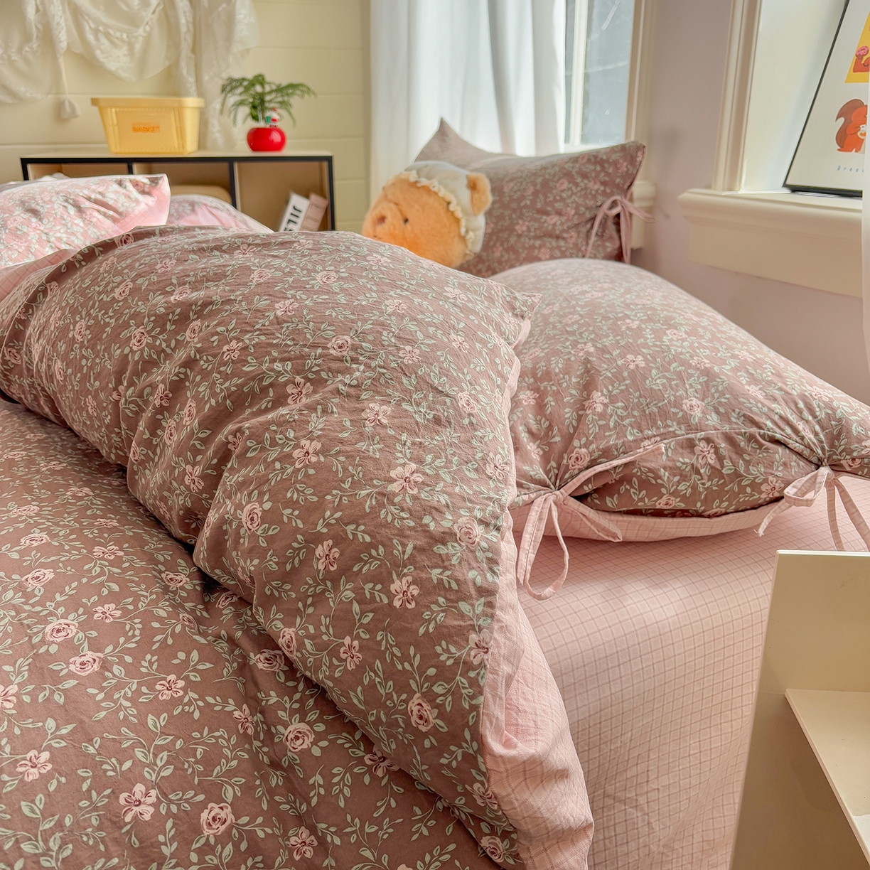 91家纺网 家纺一手货源 找家纺 金梦拉家纺 2026新款小清新绑带格纹碎花系列四件套-花园里系列 花园里-境禾咖