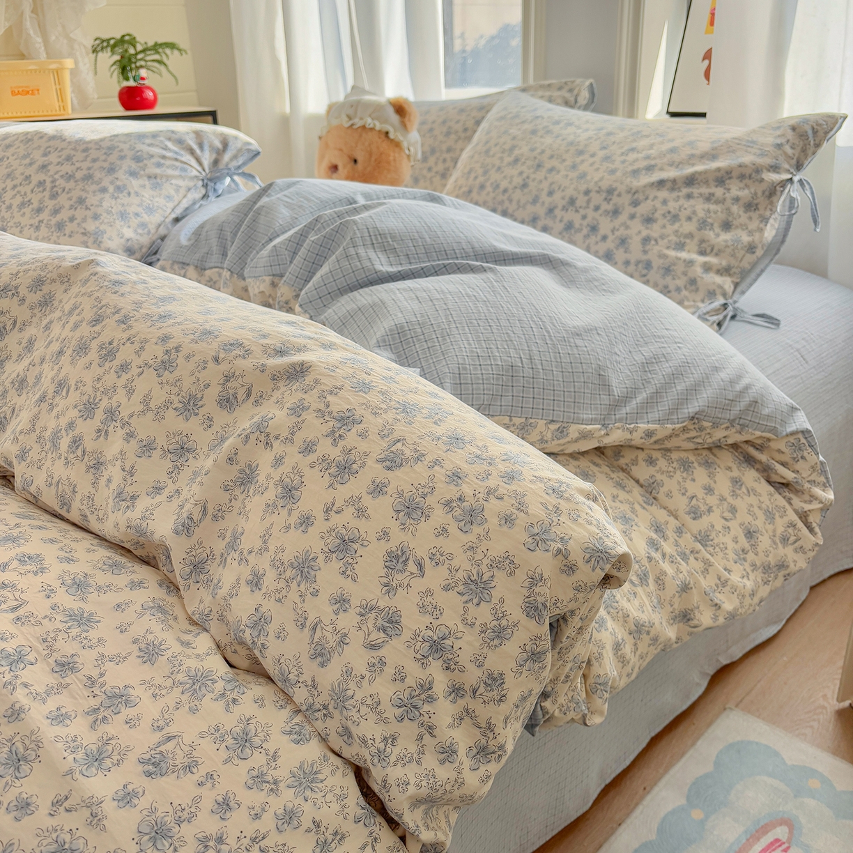 91家纺网 家纺一手货源 找家纺 金梦拉家纺 2026新款小清新绑带格纹碎花系列四件套-花园里系列 花园里-森兰