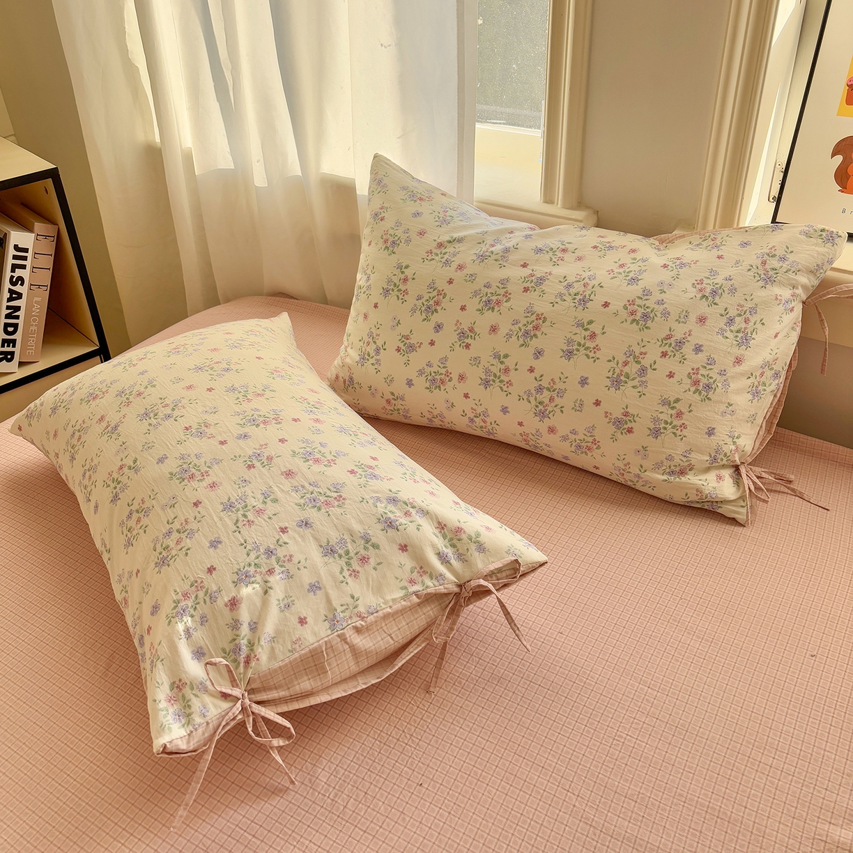 91家纺网 家纺一手货源 找家纺 金梦拉家纺 2026新款小清新绑带格纹碎花系列四件套-花园里系列 花园里-芳菲粉