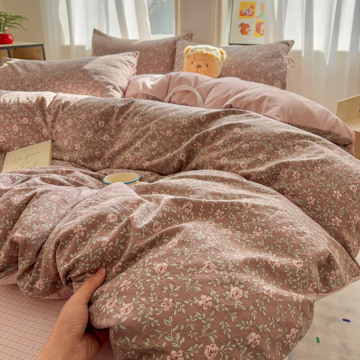 91家纺网 家纺一手货源 找家纺 金梦拉家纺 2026新款小清新绑带格纹碎花系列四件套-花园里系列 花园里-境禾咖