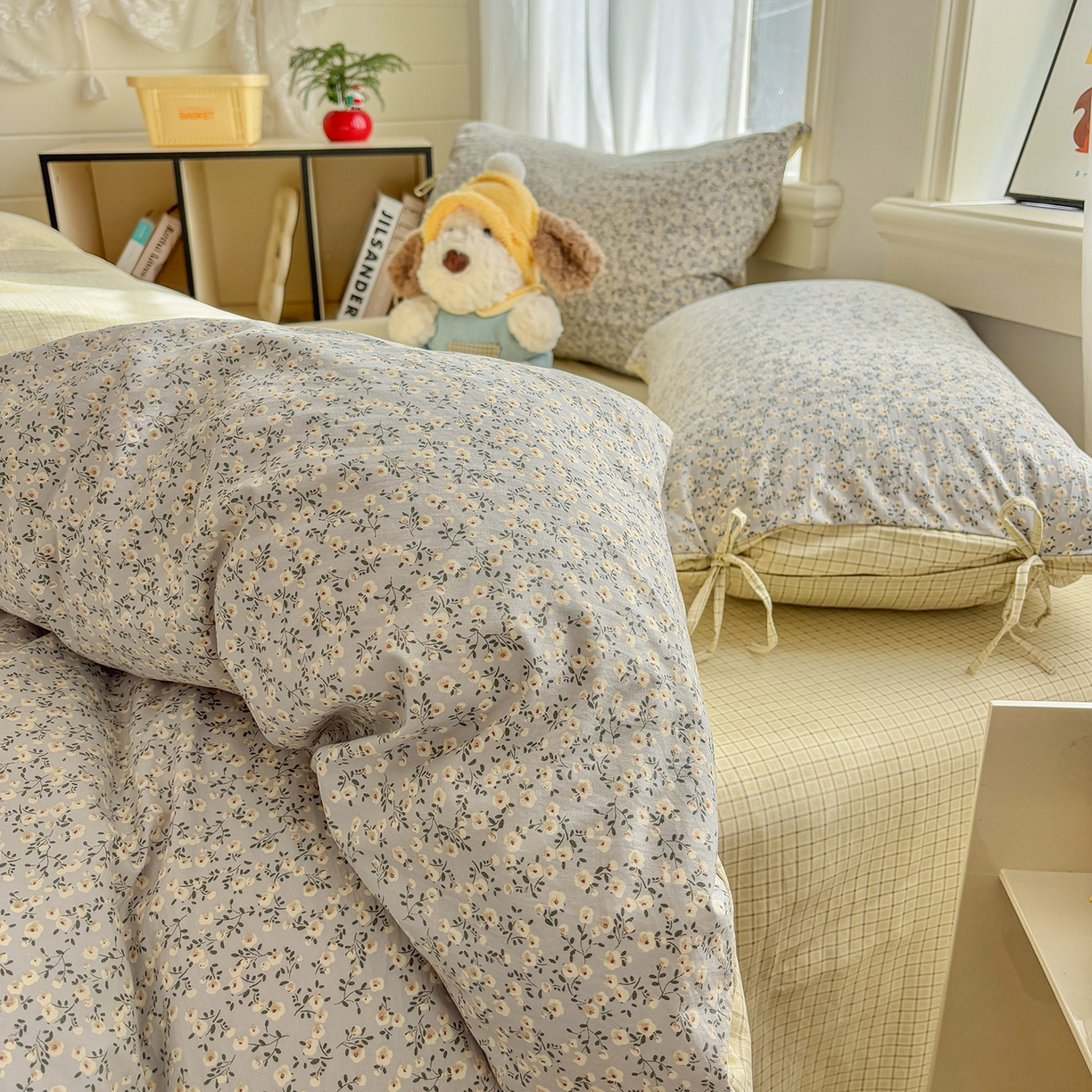 91家纺网 家纺一手货源 找家纺 金梦拉家纺 2026新款小清新绑带格纹碎花系列四件套-花园里系列 花园里-春日序曲