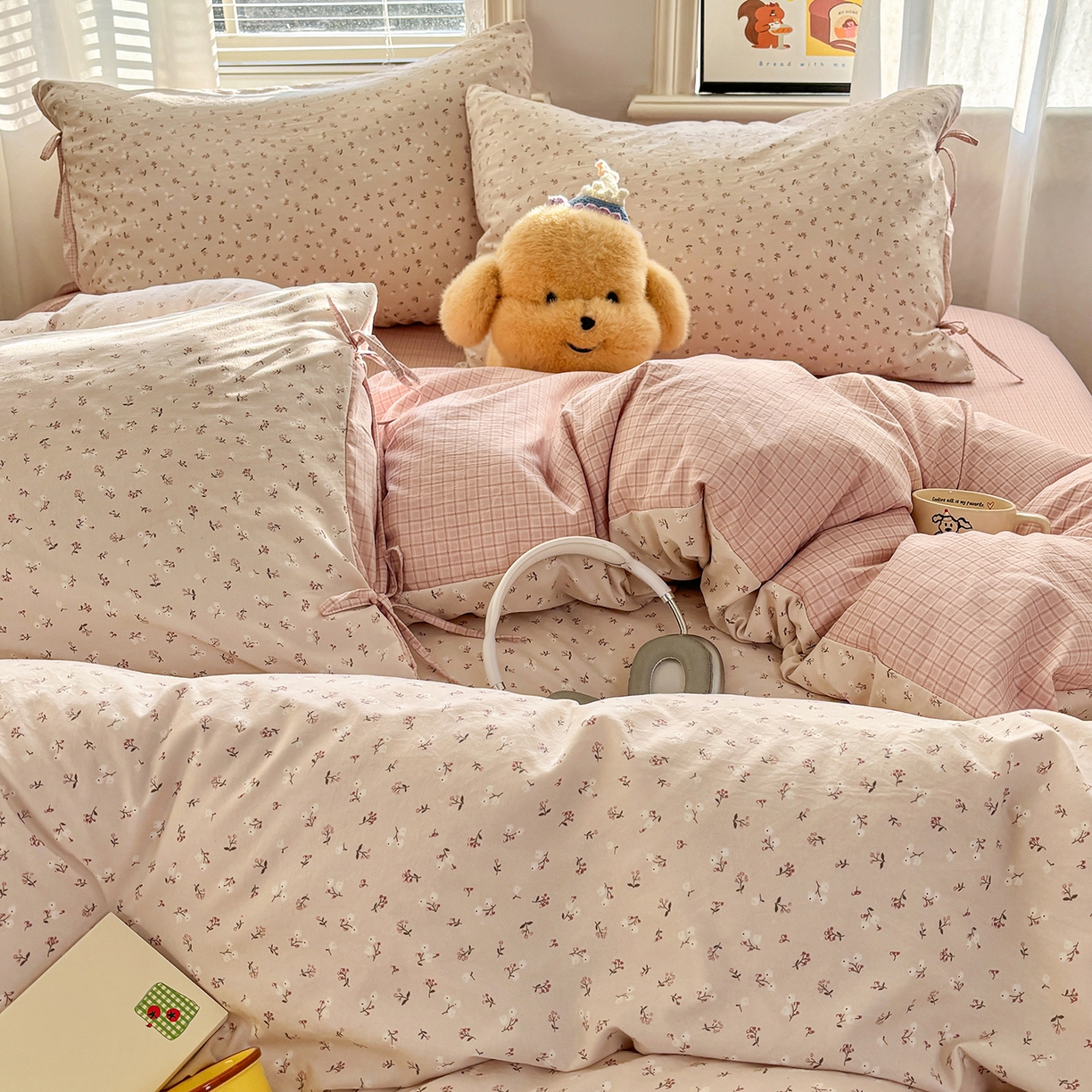 91家纺网 家纺一手货源 找家纺 金梦拉家纺 2026新款小清新绑带格纹碎花系列四件套-花园里系列 花园里-花漾粉