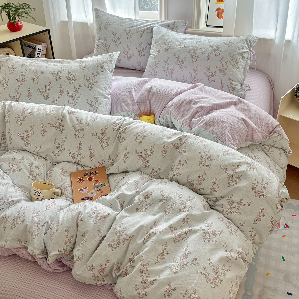 91家纺网 家纺一手货源 找家纺 金梦拉家纺 2026新款小清新绑带格纹碎花系列四件套-花园里系列 花园里-清风木槿