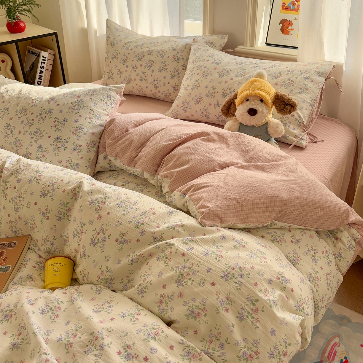 91家纺网 家纺一手货源 找家纺 金梦拉家纺 2026新款小清新绑带格纹碎花系列四件套-花园里系列 花园里-芳菲粉