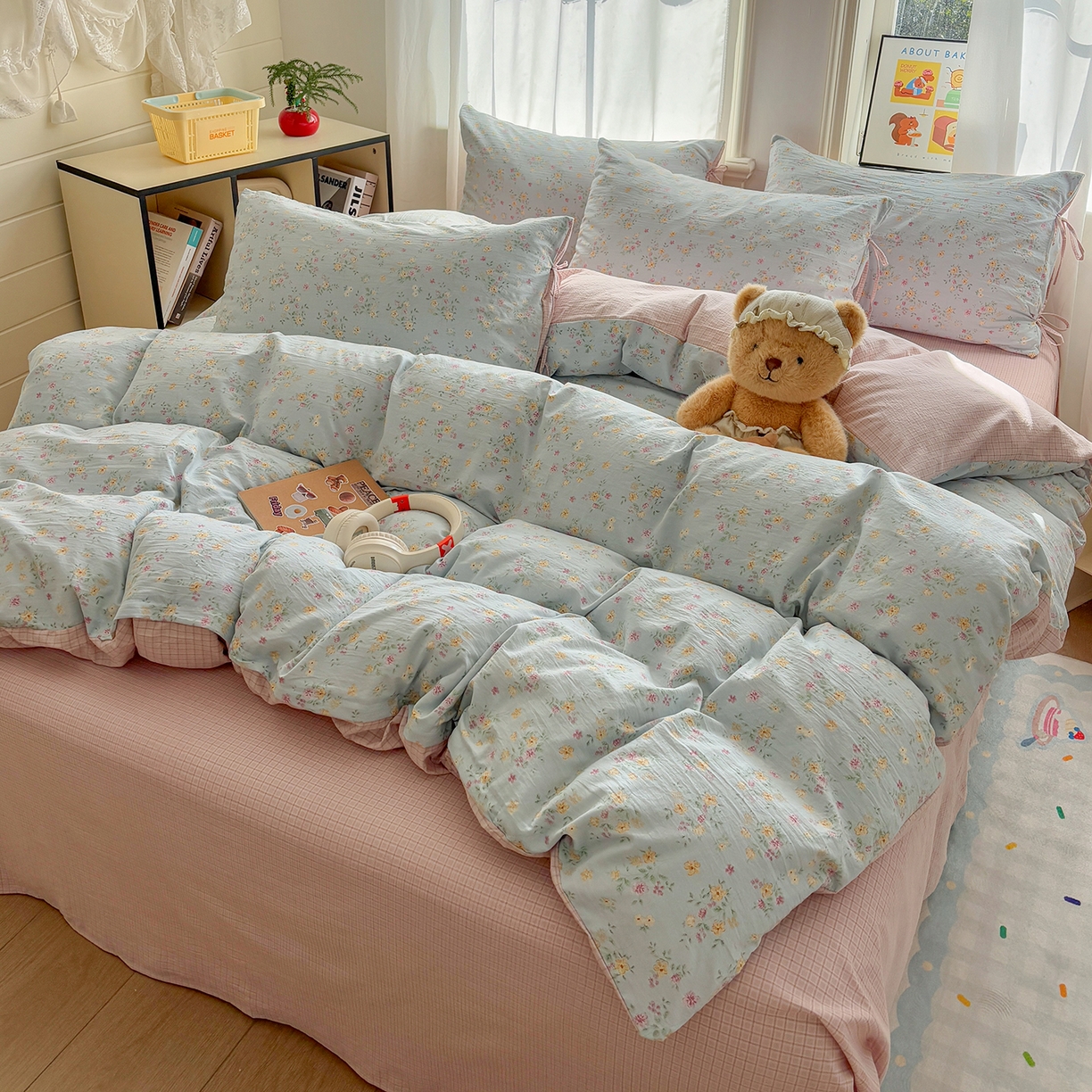 91家纺网 家纺一手货源 找家纺 金梦拉家纺 2026新款小清新绑带格纹碎花系列四件套-花园里系列 花园里-蔚蓝