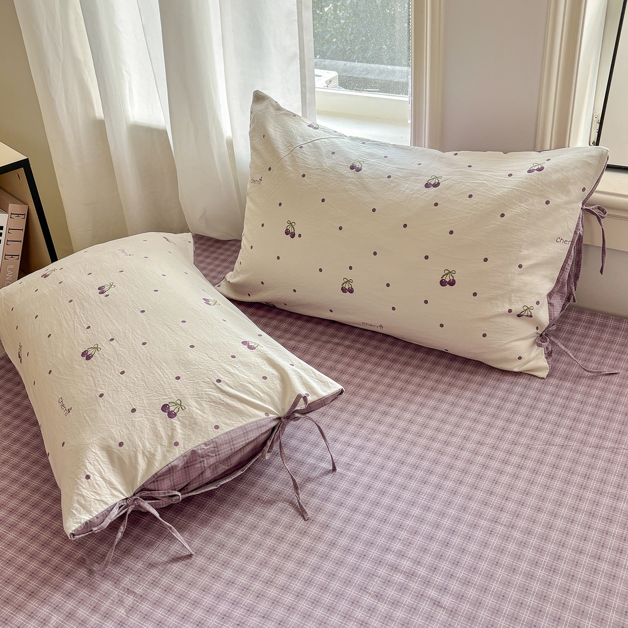 91家纺网 家纺一手货源 找家纺 金梦拉家纺 2026新款小清新绑带格纹碎花系列四件套-花园里系列 花园里-紫樱桃