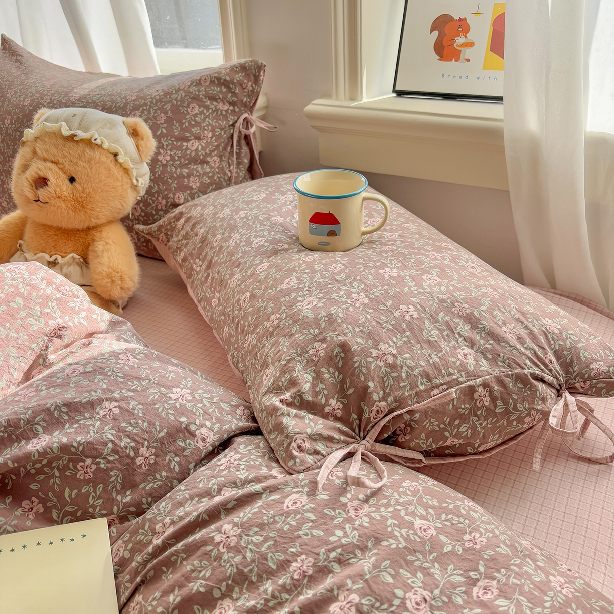 91家纺网 家纺一手货源 找家纺 金梦拉家纺 2026新款小清新绑带格纹碎花系列四件套-花园里系列 花园里-境禾咖