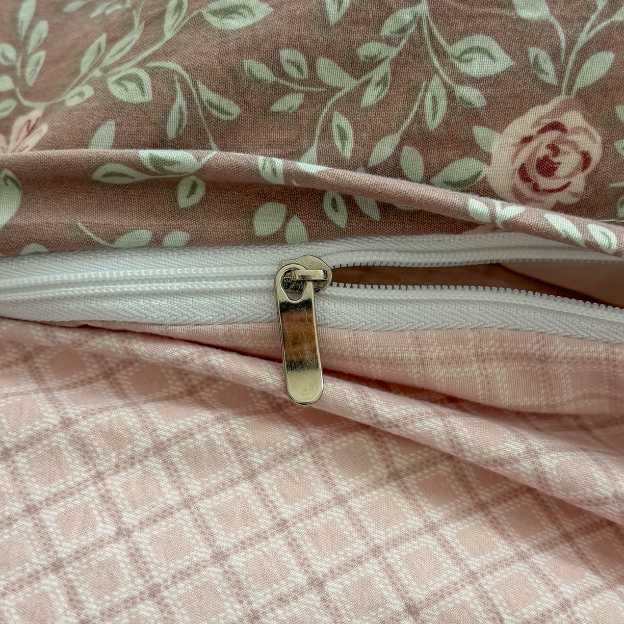 91家纺网 家纺一手货源 找家纺 金梦拉家纺 2026新款小清新绑带格纹碎花系列四件套-花园里系列 花园里-境禾咖