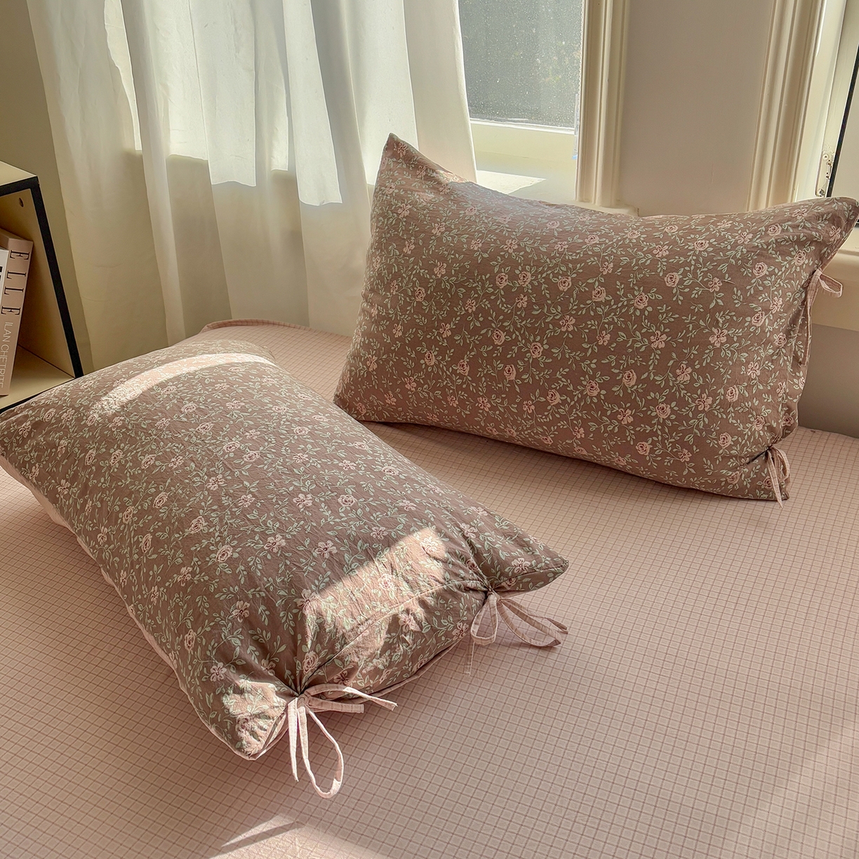 91家纺网 家纺一手货源 找家纺 金梦拉家纺 2026新款小清新绑带格纹碎花系列四件套-花园里系列 花园里-境禾咖