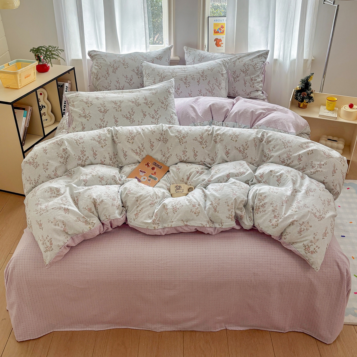 91家纺网 家纺一手货源 找家纺 金梦拉家纺 2026新款小清新绑带格纹碎花系列四件套-花园里系列 花园里-清风木槿