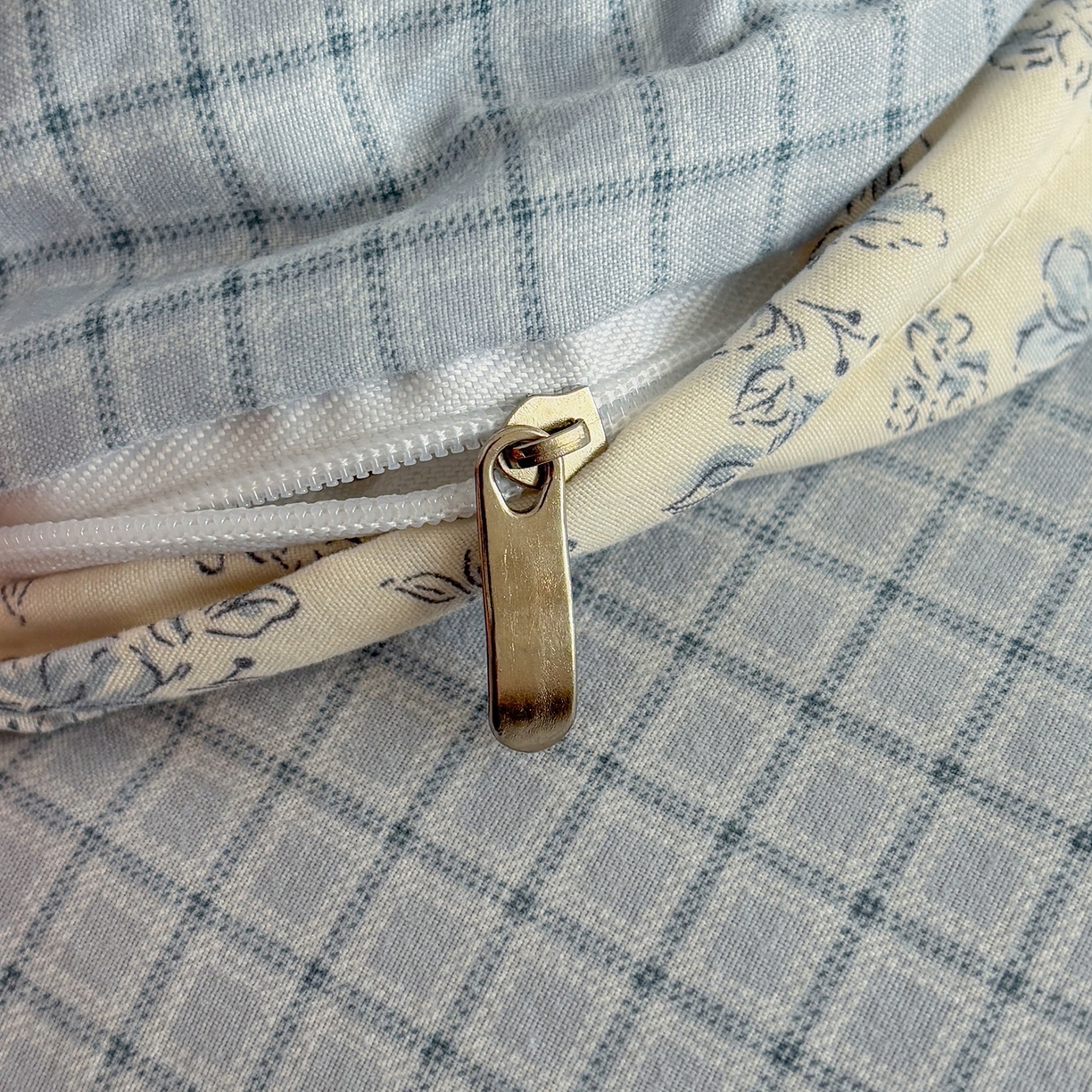 91家纺网 家纺一手货源 找家纺 金梦拉家纺 2026新款小清新绑带格纹碎花系列四件套-花园里系列 花园里-森兰