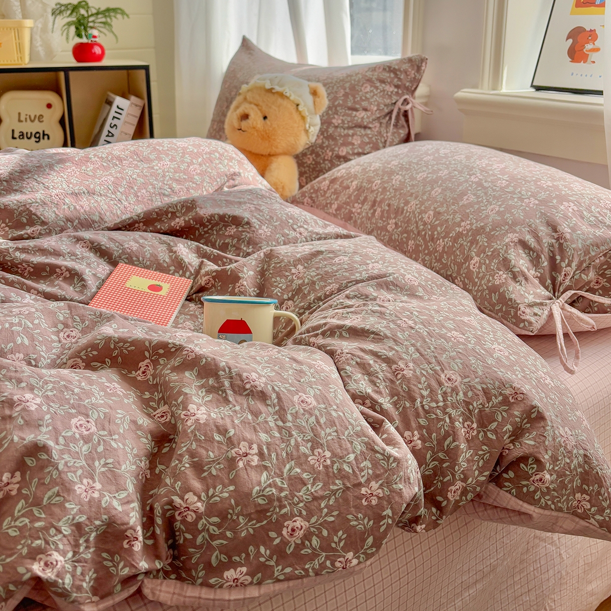 91家纺网 家纺一手货源 找家纺 金梦拉家纺 2026新款小清新绑带格纹碎花系列四件套-花园里系列 花园里-境禾咖