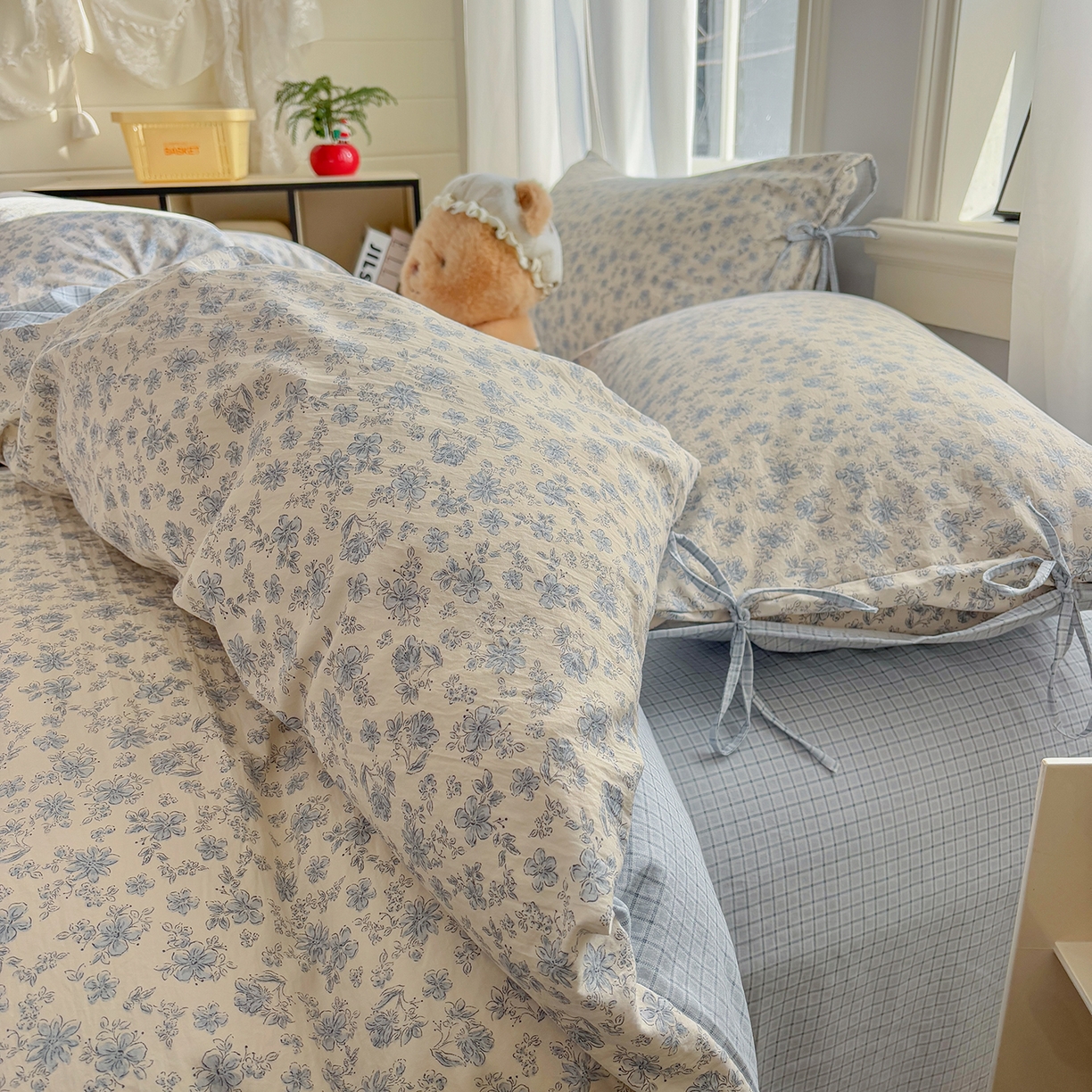 91家纺网 家纺一手货源 找家纺 金梦拉家纺 2026新款小清新绑带格纹碎花系列四件套-花园里系列 花园里-森兰