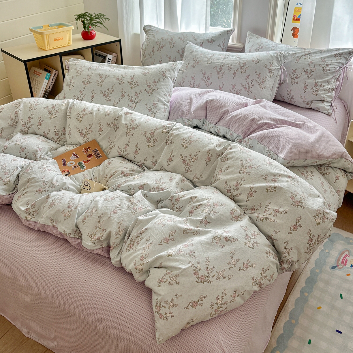 91家纺网 家纺一手货源 找家纺 金梦拉家纺 2026新款小清新绑带格纹碎花系列四件套-花园里系列 花园里-清风木槿