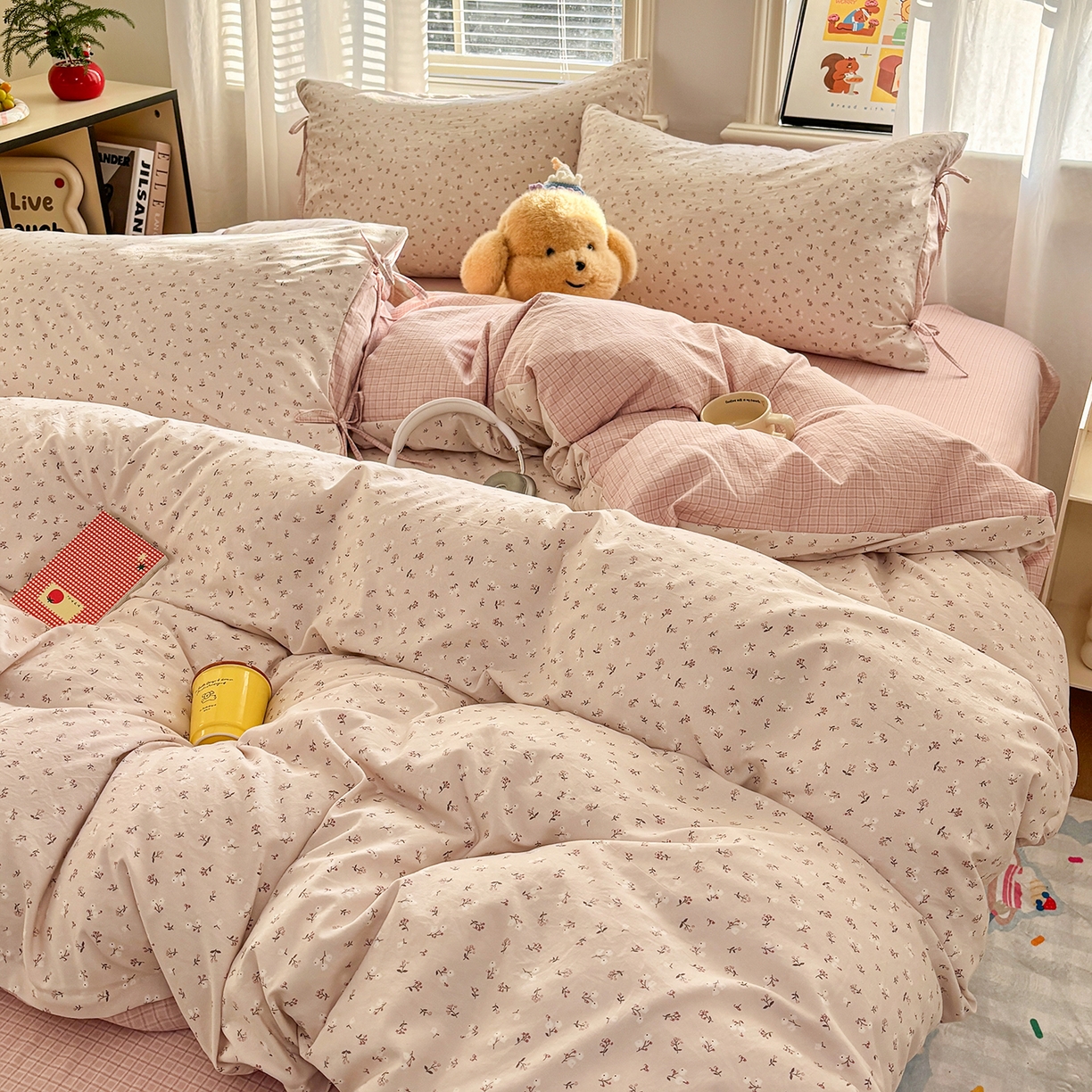 91家纺网 家纺一手货源 找家纺 金梦拉家纺 2026新款小清新绑带格纹碎花系列四件套-花园里系列 花园里-花漾粉