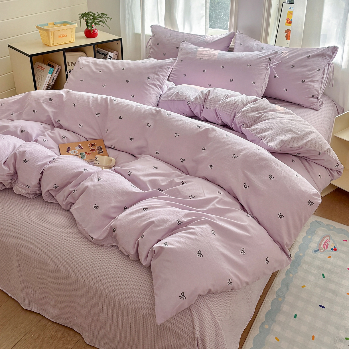 91家纺网 家纺一手货源 找家纺 金梦拉家纺 2026新款小清新绑带格纹碎花系列四件套-花园里系列 花园里-紫色蝴蝶结