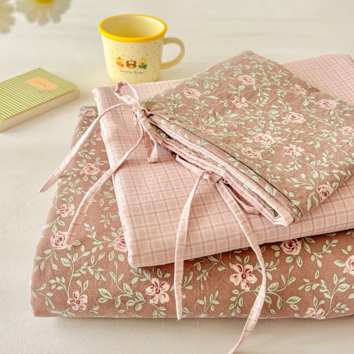 金梦拉家纺 2026新款小清新绑带格纹碎花系列四件套-花园里系列 花园里-境禾咖