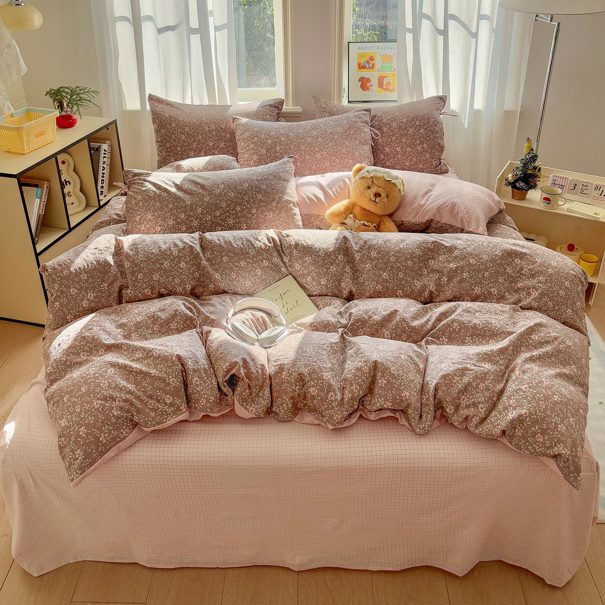 91家纺网 家纺一手货源 找家纺 金梦拉家纺 2026新款小清新绑带格纹碎花系列四件套-花园里系列 花园里-境禾咖