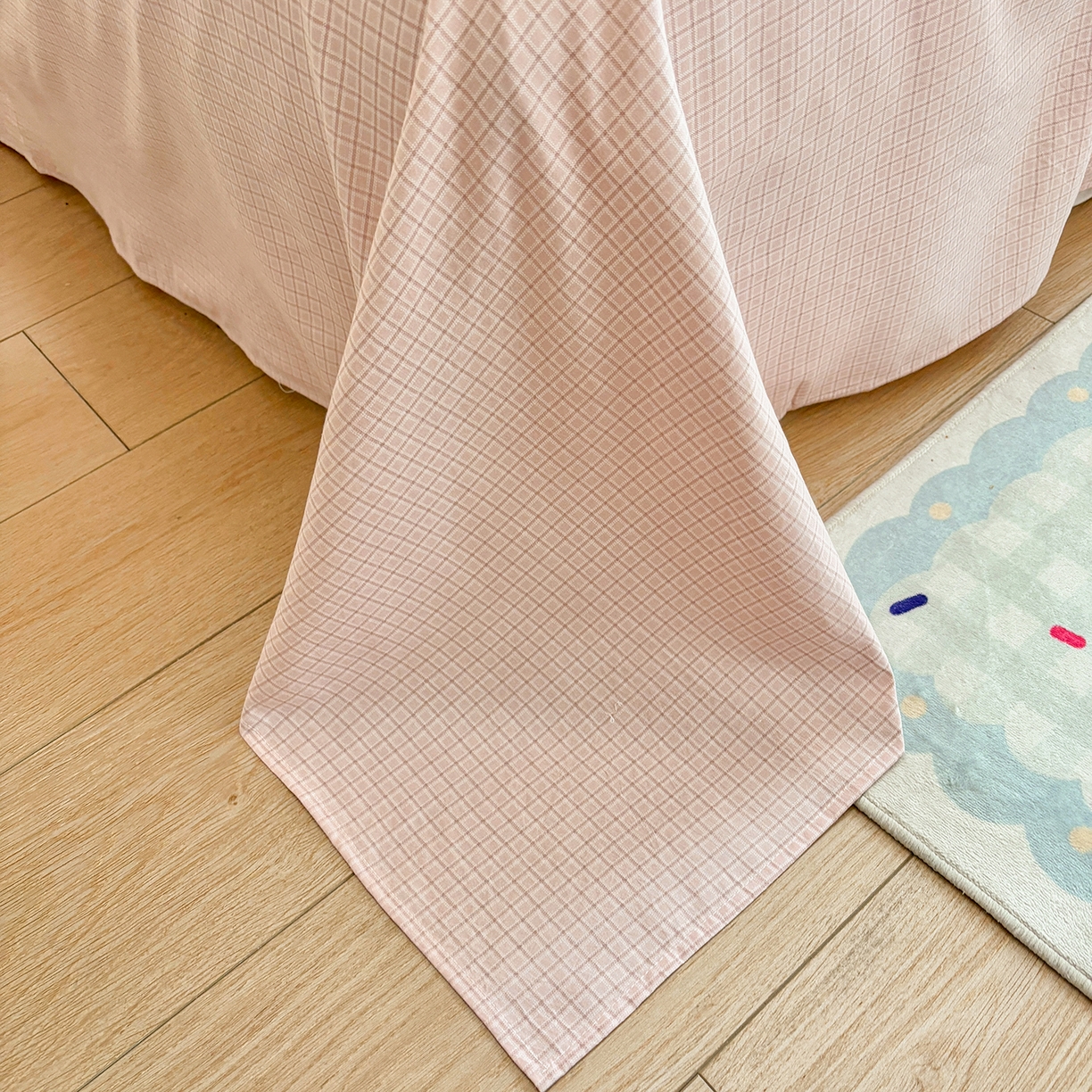 91家纺网 家纺一手货源 找家纺 金梦拉家纺 2026新款小清新绑带格纹碎花系列四件套-花园里系列 花园里-境禾咖