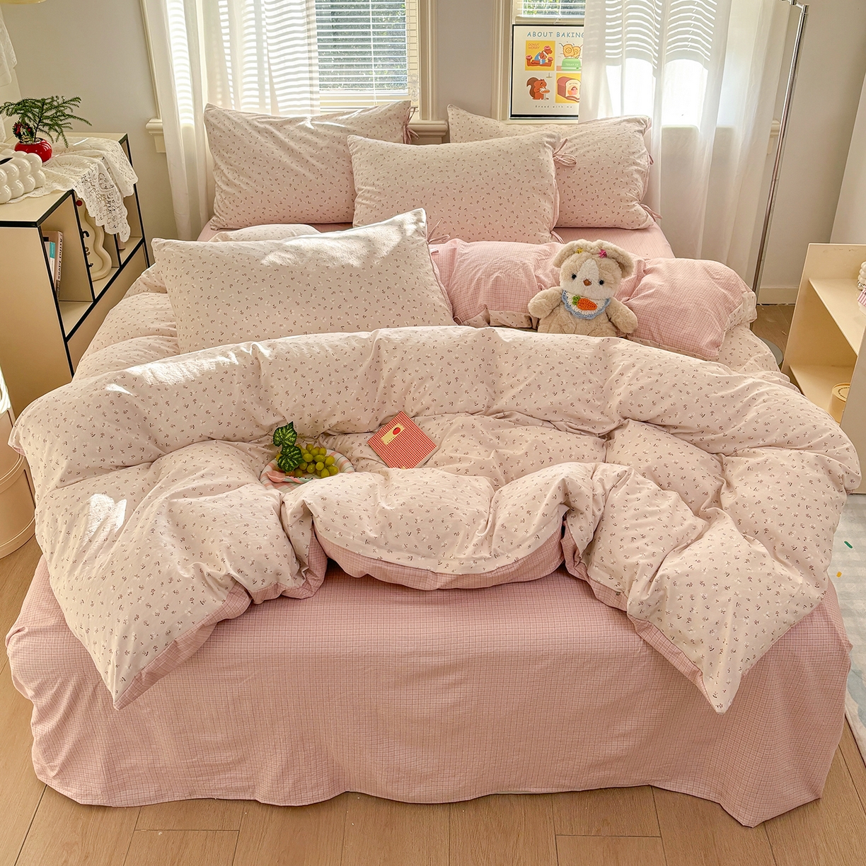 91家纺网 家纺一手货源 找家纺 金梦拉家纺 2026新款小清新绑带格纹碎花系列四件套-花园里系列 花园里-花漾粉