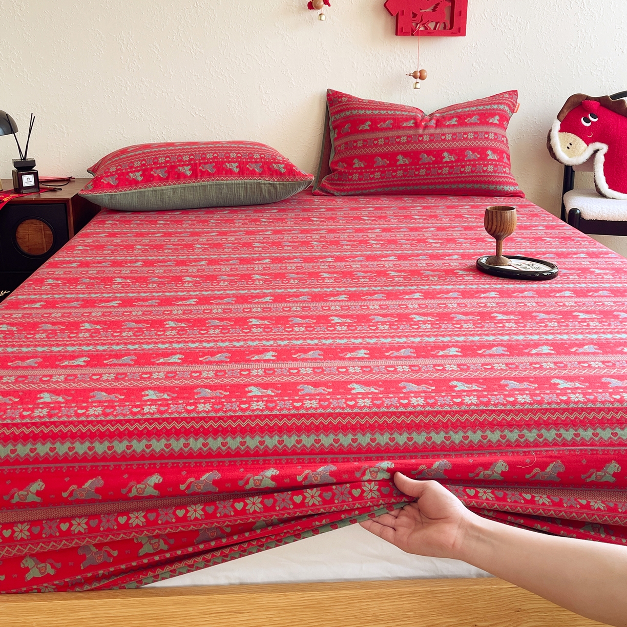 91家纺网 家纺一手货源 找家纺 春皖家纺 2026新款全棉色织双层纱提花百福系列拉链款-单床笠 红绝影