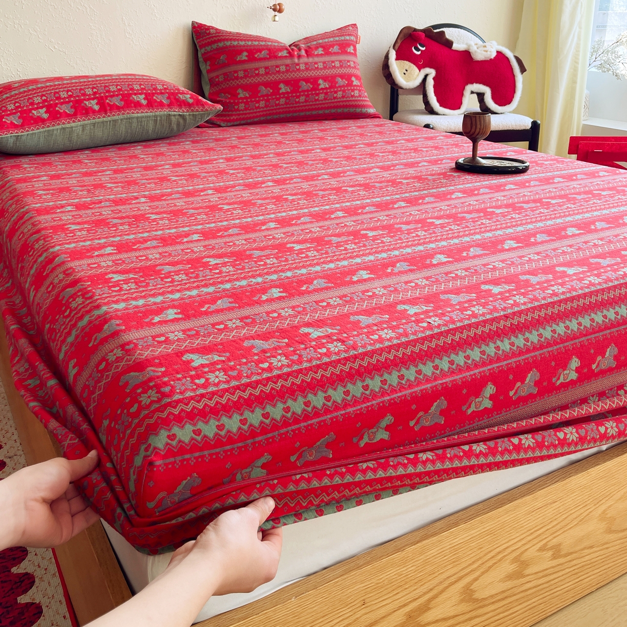 91家纺网 家纺一手货源 找家纺 春皖家纺 2026新款全棉色织双层纱提花百福系列拉链款-单床笠 红绝影