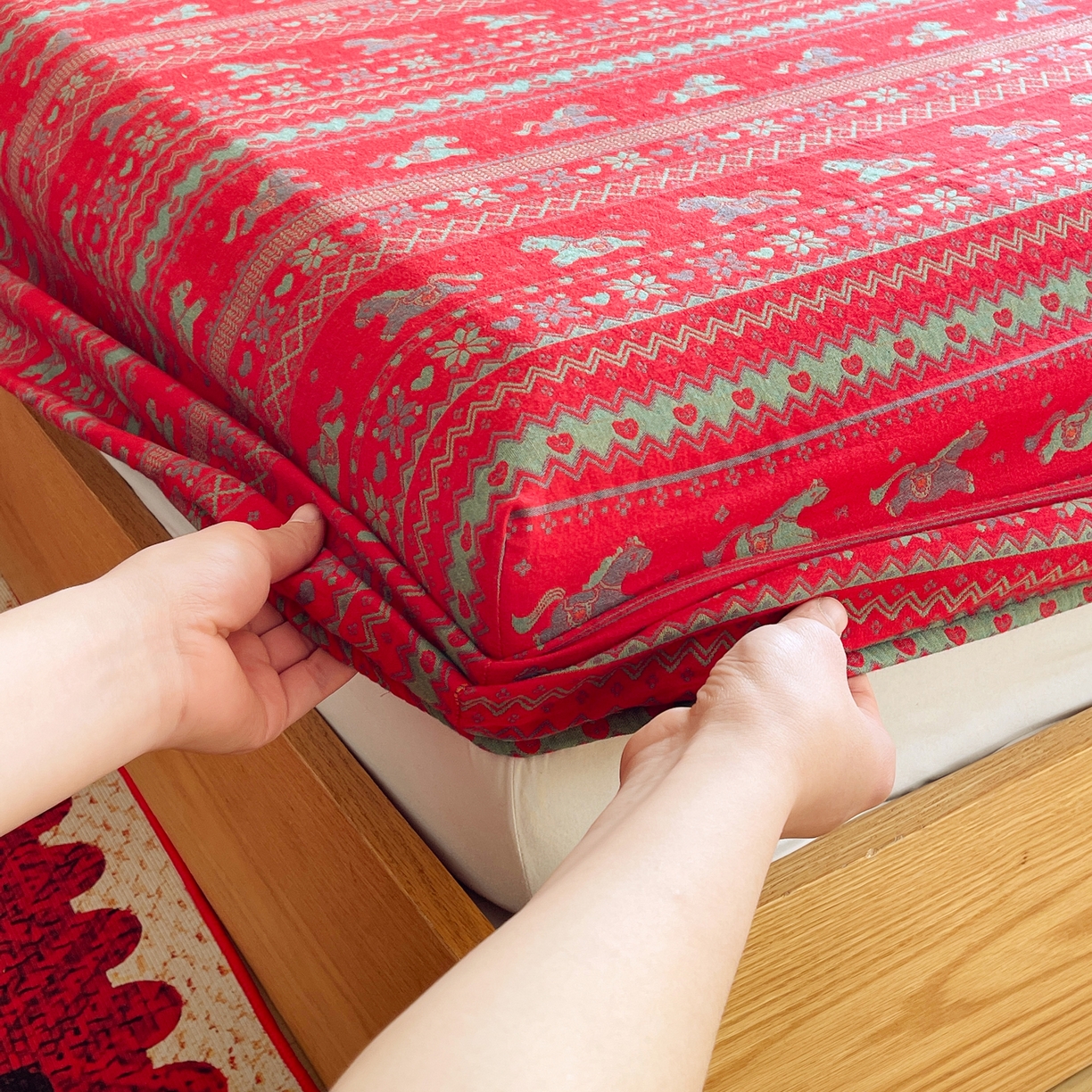 91家纺网 家纺一手货源 找家纺 春皖家纺 2026新款全棉色织双层纱提花百福系列拉链款-单床笠 红绝影