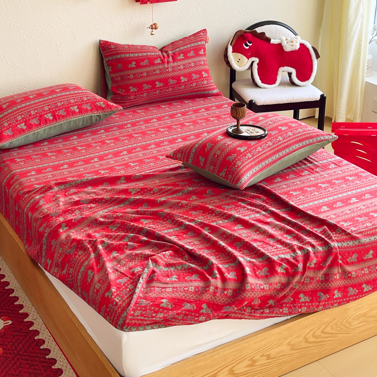 91家纺网 家纺一手货源 找家纺 春皖家纺 2026新款全棉色织双层纱提花百福系列拉链款-单床笠 红绝影