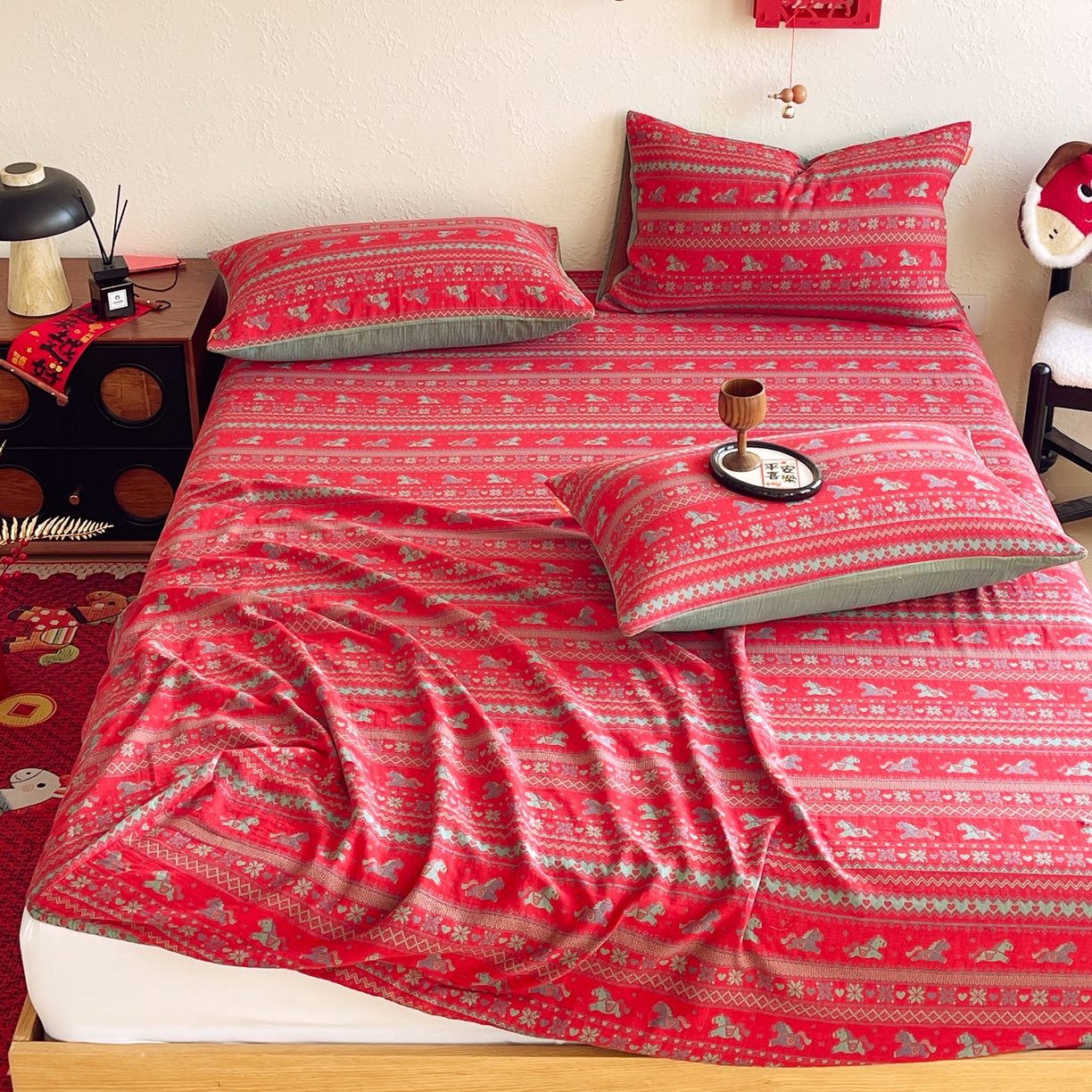 91家纺网 家纺一手货源 找家纺 春皖家纺 2026新款全棉色织双层纱提花百福系列拉链款-单床笠 红绝影