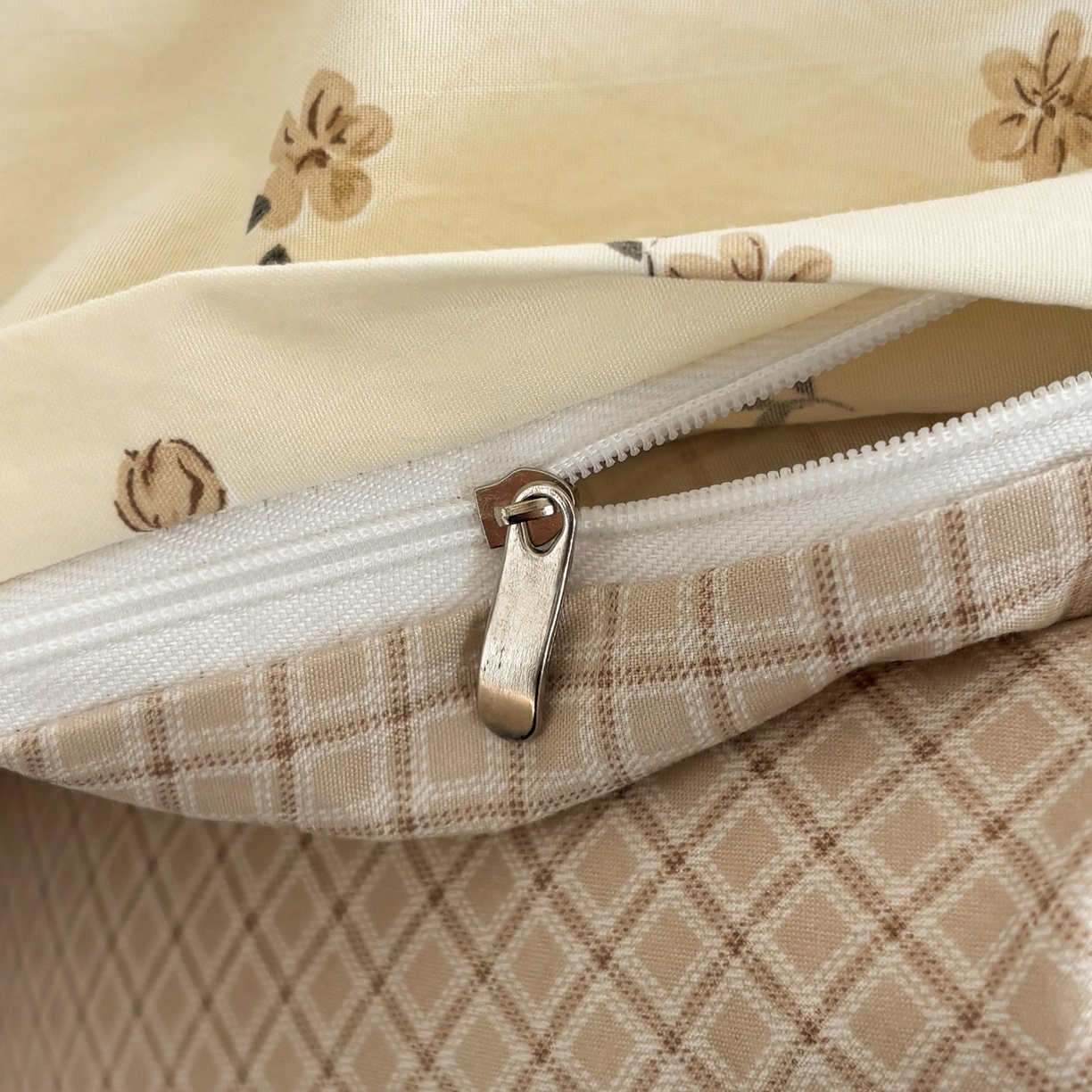 91家纺网 家纺一手货源 找家纺 金梦拉家纺 2026新款小清新绑带格纹碎花系列四件套-花园里系列 花园里-觅棠