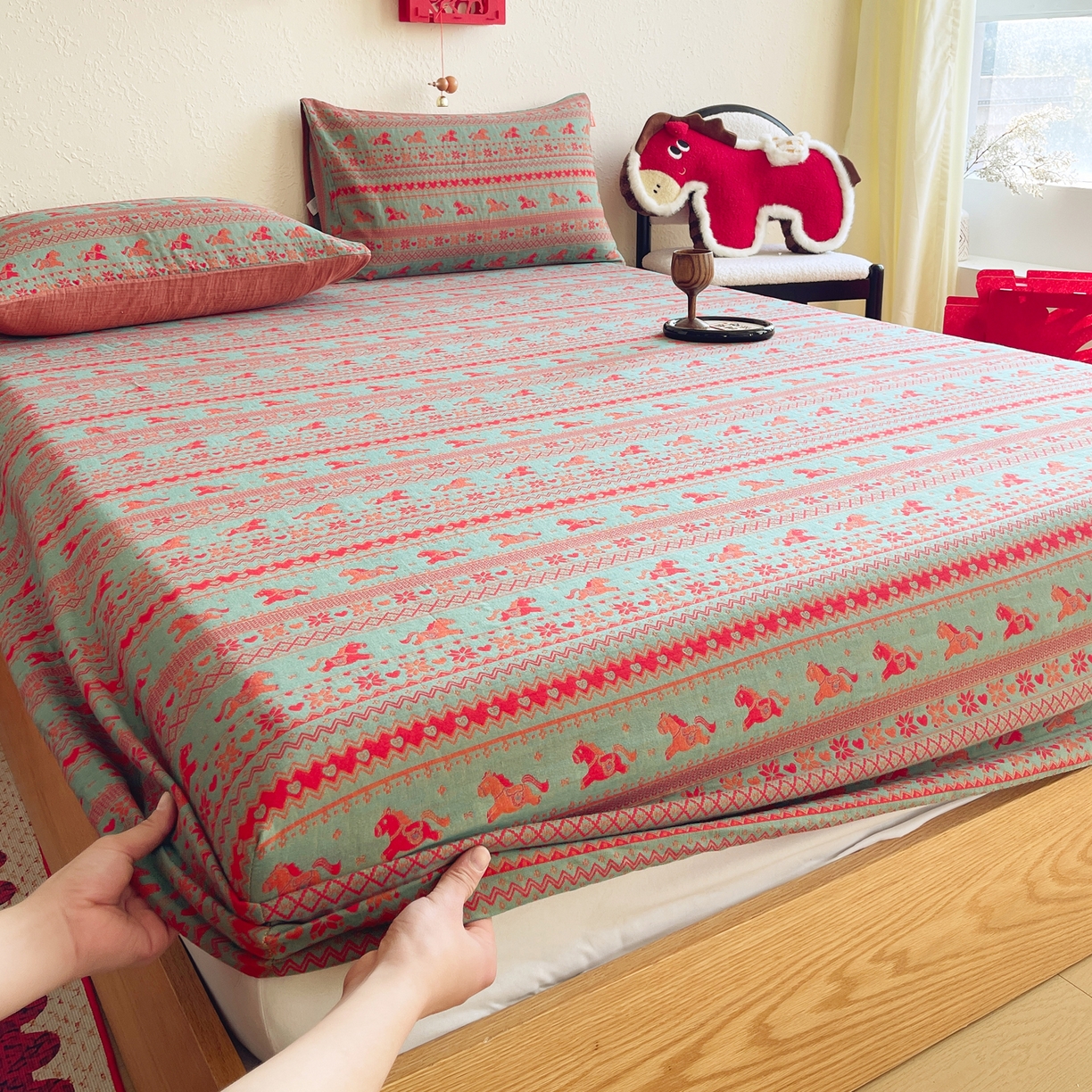 91家纺网 家纺一手货源 找家纺 春皖家纺 2026新款全棉色织双层纱提花百福系列拉链款-单床笠 绿绝影