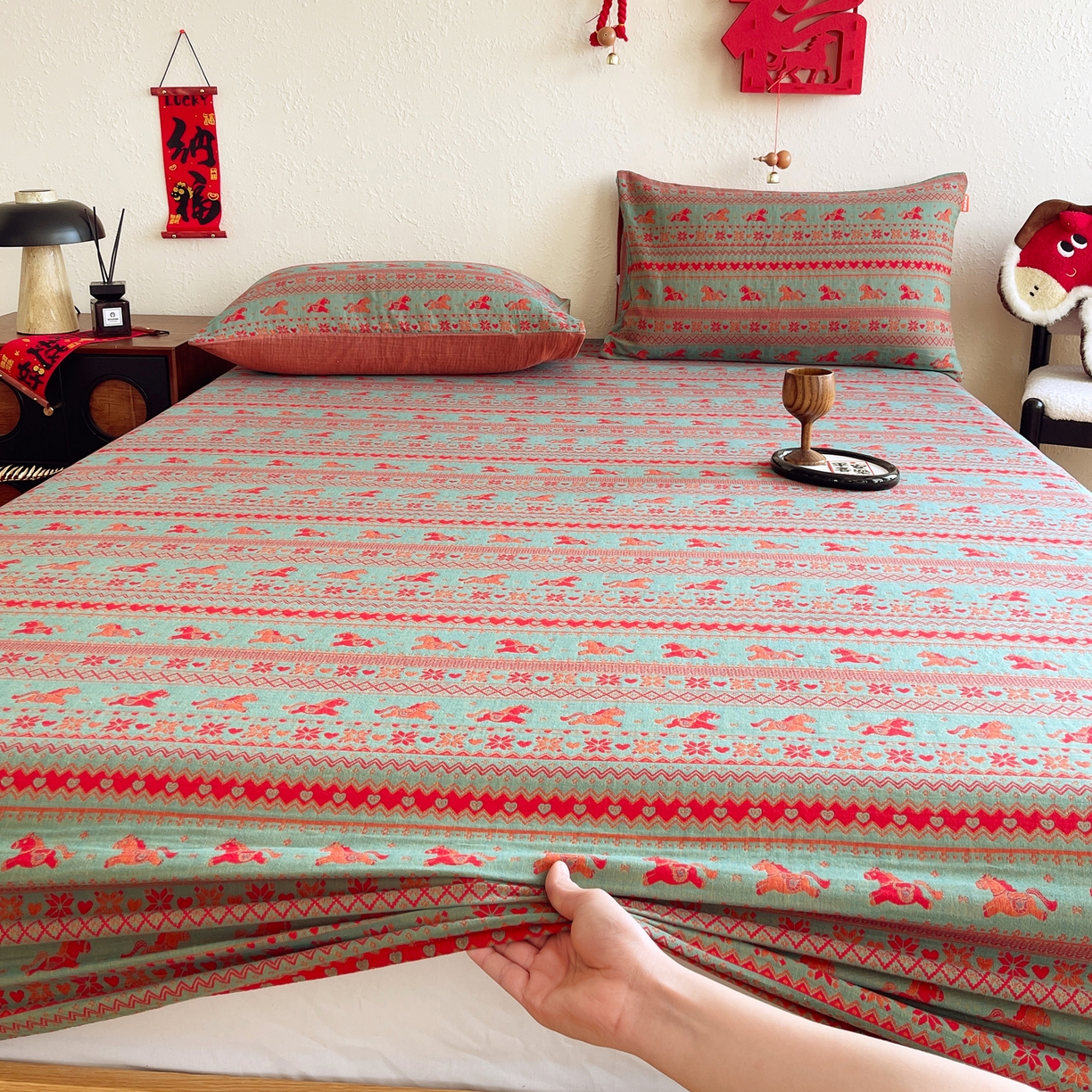 91家纺网 家纺一手货源 找家纺 春皖家纺 2026新款全棉色织双层纱提花百福系列拉链款-单床笠 绿绝影