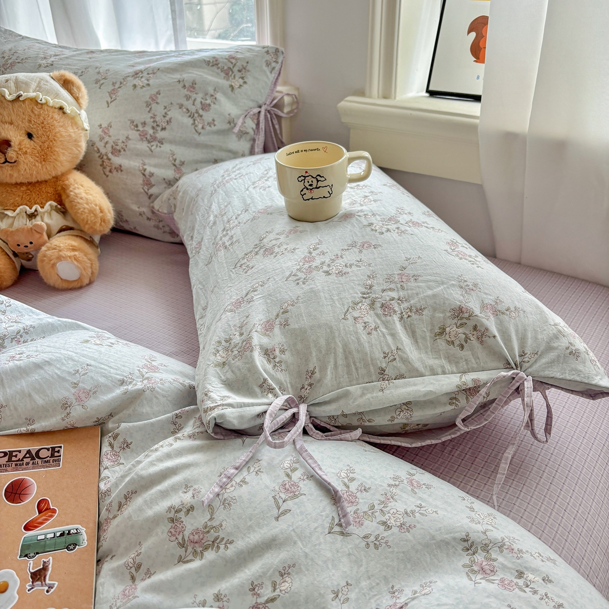 91家纺网 家纺一手货源 找家纺 金梦拉家纺 2026新款小清新绑带格纹碎花系列四件套-花园里系列 花园里-清风木槿