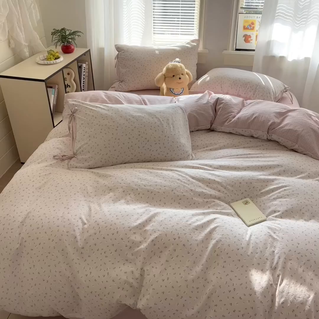 91家纺网 家纺一手货源 找家纺 金梦拉家纺 2026新款小清新绑带格纹碎花系列四件套-花园里系列 花园里-花漾粉