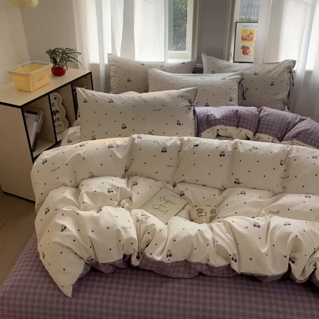 91家纺网 家纺一手货源 找家纺 金梦拉家纺 2026新款小清新绑带格纹碎花系列四件套-花园里系列 花园里-紫樱桃