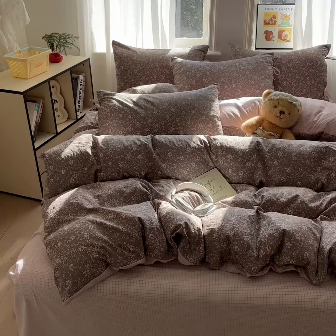 91家纺网 家纺一手货源 找家纺 金梦拉家纺 2026新款小清新绑带格纹碎花系列四件套-花园里系列 花园里-境禾咖