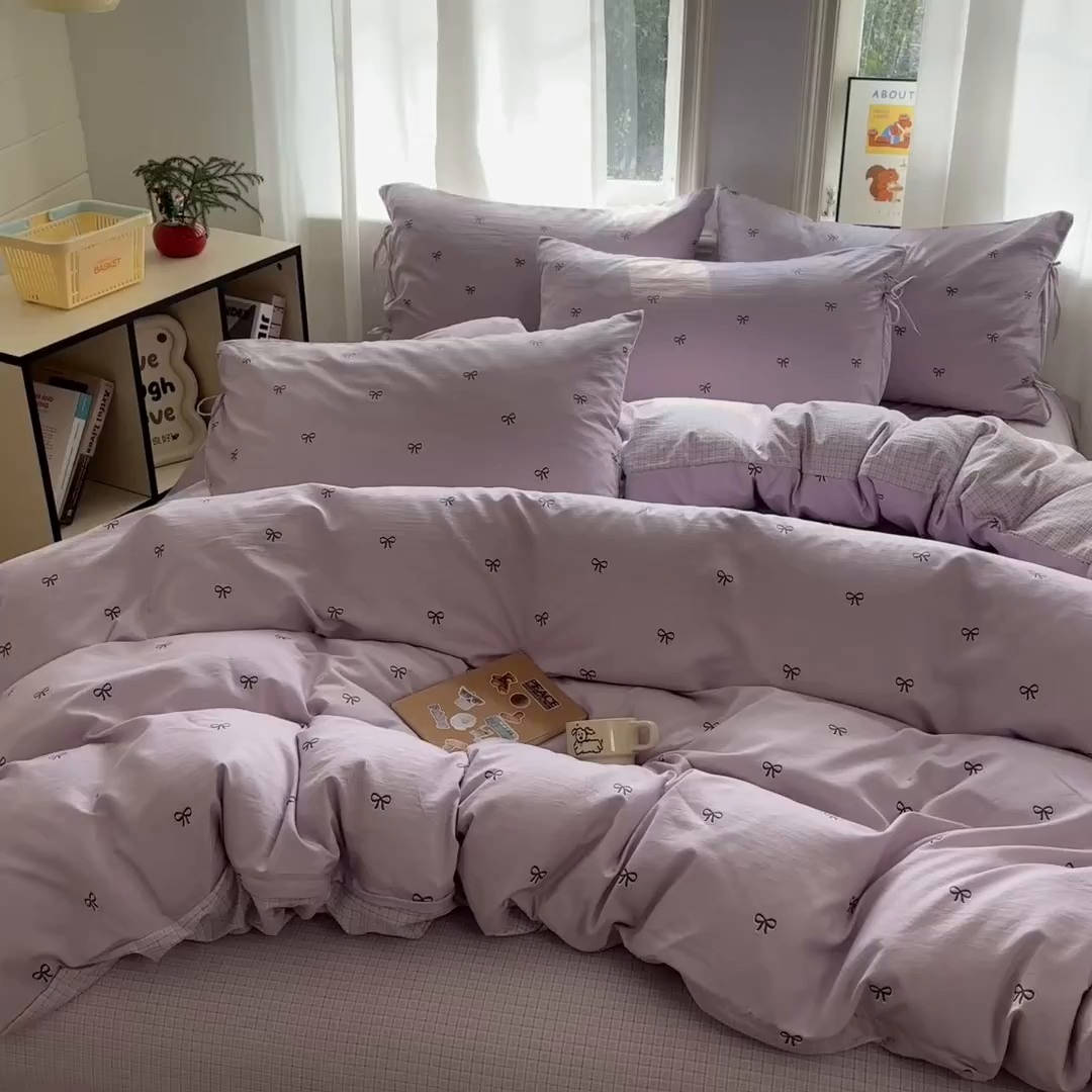 91家纺网 家纺一手货源 找家纺 金梦拉家纺 2026新款小清新绑带格纹碎花系列四件套-花园里系列 花园里-紫色蝴蝶结